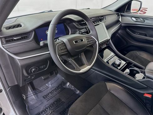 Used 2023 Jeep Grand Cherokee Altitude image 17