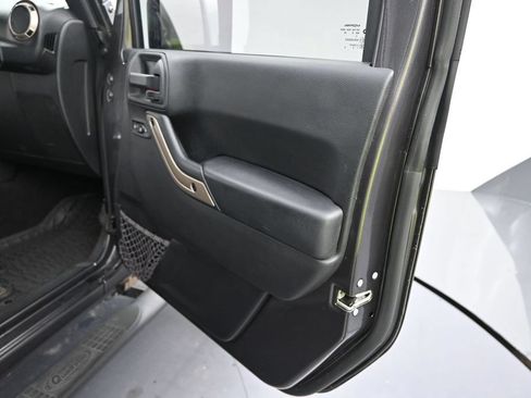 Used 2017 Jeep Wrangler Unlimited Sahara AWD/4WD image 7