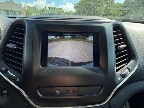 Used 2019 Jeep Cherokee Latitude Plus w/ Cold Weather Group AWD/4WD image 30