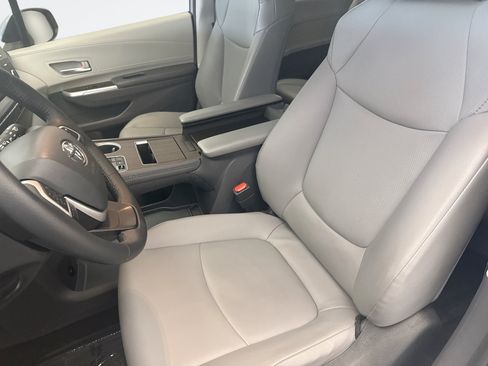 Used 2022 Toyota Sienna XLE w/ XLE Plus Package FWD image 11