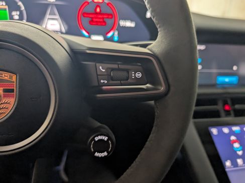 Used 2025 Porsche Taycan image 34