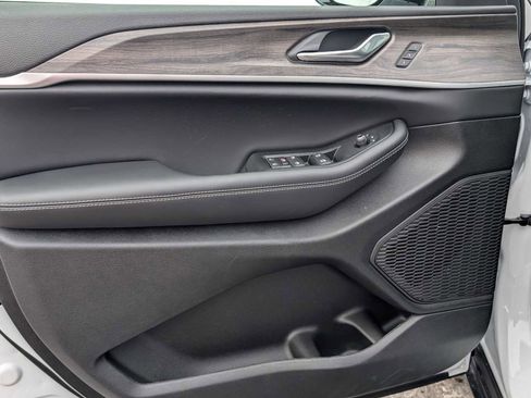 New 2025 Jeep Grand Cherokee L Limited w/ Black Appearance Package AWD/4WD image 6