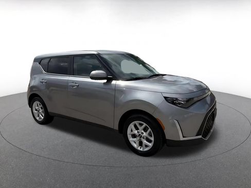 Used 2025 Kia Soul LX w/ LX Technology Package FWD image 2