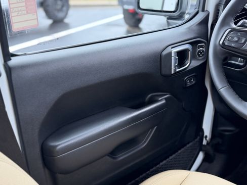 Used 2023 Jeep Gladiator Willys image 13