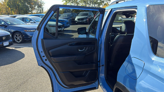 Used 2025 Honda Pilot TrailSport image 24