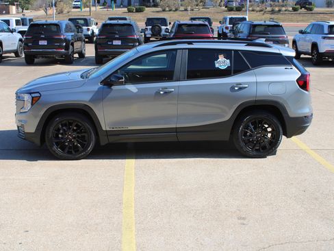 Used 2023 GMC Terrain SLE w/ Driver Convenience Package image 10