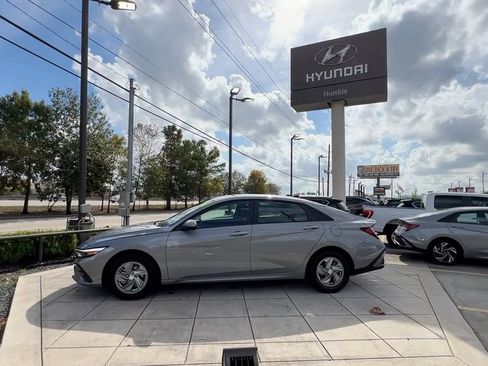 Certified 2025 Hyundai Elantra SE image 5