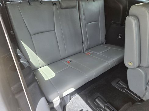 Used 2020 Toyota Highlander XLE AWD/4WD image 14