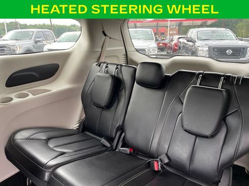 Used 2023 Chrysler Pacifica Touring-L FWD image 13