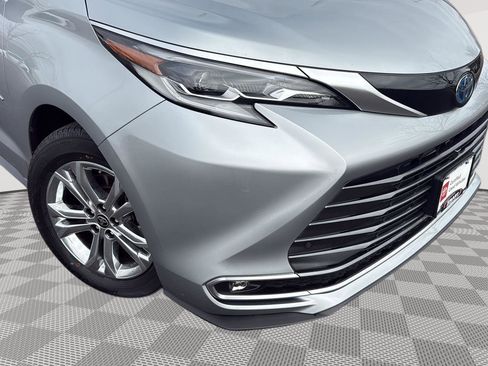 Used 2022 Toyota Sienna Platinum image 19