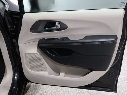 Certified 2022 Chrysler Pacifica Touring-L image 25