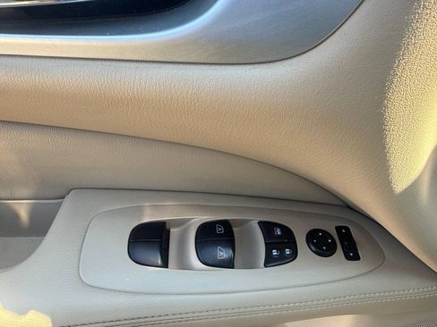Used 2020 Nissan Pathfinder Platinum FWD image 16