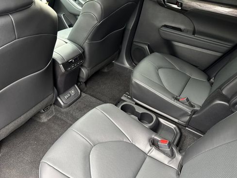New 2025 Toyota Highlander Limited image 13