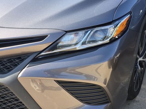Used 2018 Toyota Camry SE w/ Convenience Package FWD image 9