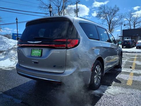 Used 2021 Chrysler Pacifica Touring-L FWD image 7