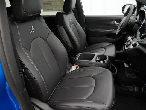 New 2026 Chrysler Pacifica Select image 31