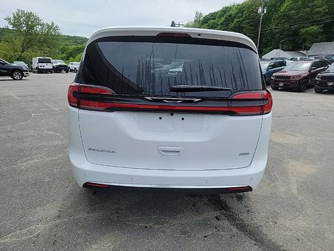 New 2027 Chrysler Pacifica Select w/ Family Tech Group AWD/4WD image 4