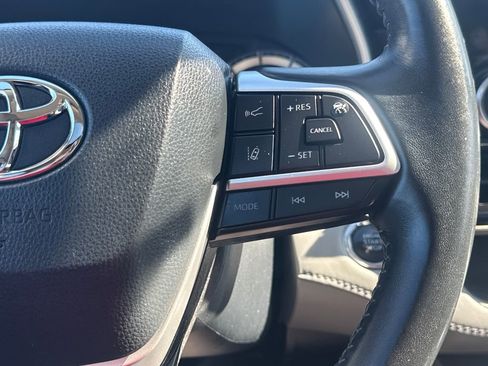 Used 2022 Toyota Highlander XLE AWD/4WD image 22