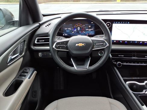 Used 2025 Chevrolet Traverse LT w/ Driver Confidence Package image 23