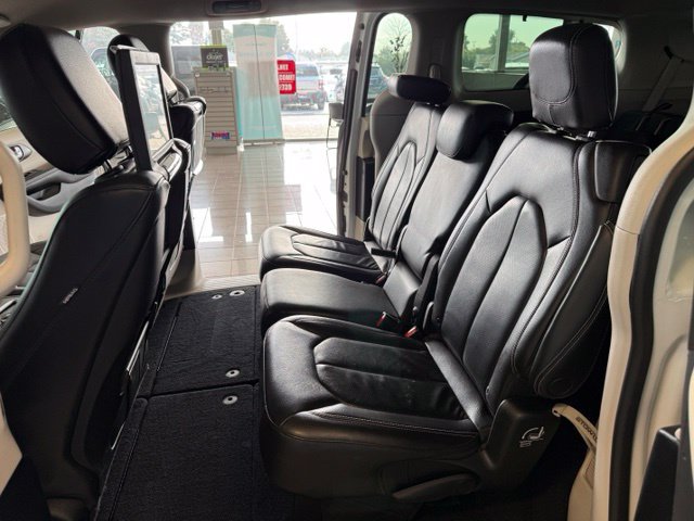 Used 2022 Chrysler Pacifica Touring-L w/ Uconnect Theater Family Group FWD image 22