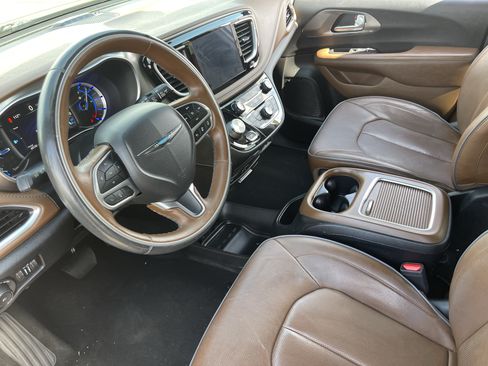 Used 2020 Chrysler Pacifica Limited w/ Advanced Safetytec Group FWD image 17