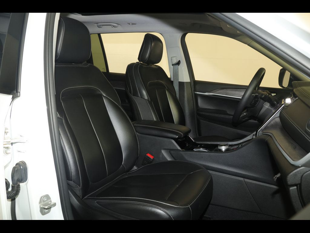 Used 2023 Jeep Grand Cherokee L Limited AWD/4WD image 32