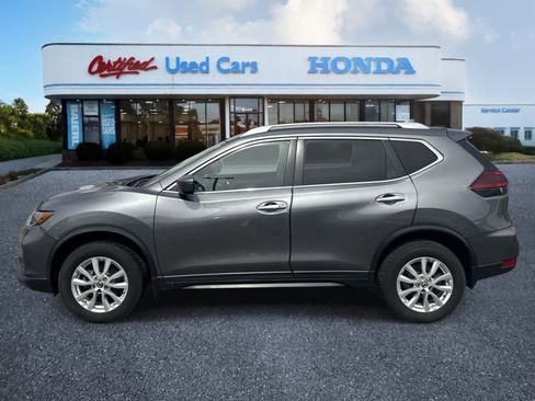 Used 2020 Nissan Rogue SV image 2