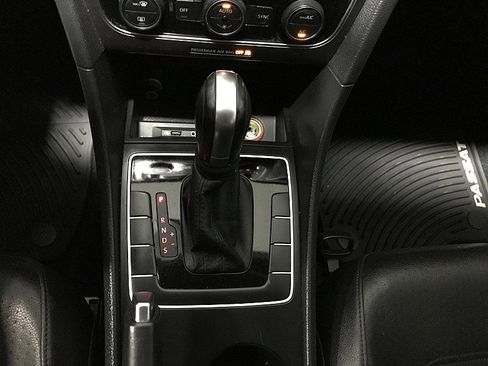Used 2018 Volkswagen Passat 2.0T R-Line image 28