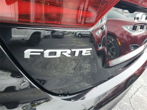 Used 2023 Kia Forte LXS w/ LXS Technology Package image 5