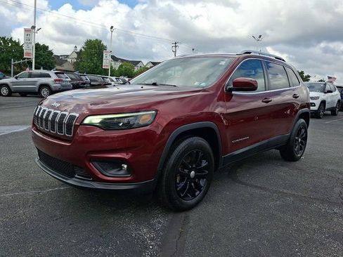 Used 2019 Jeep Cherokee Latitude Plus w/ Cold Weather Group AWD/4WD image 3