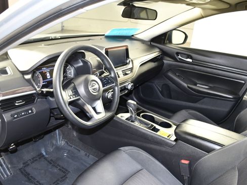 Used 2024 Nissan Altima 2.5 SV FWD image 2