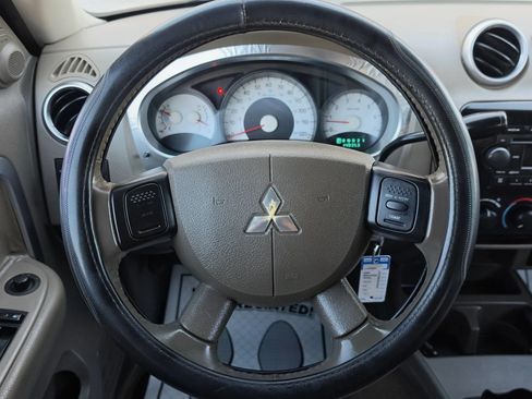 Used 2006 Mitsubishi Raider XLS AWD/4WD image 10