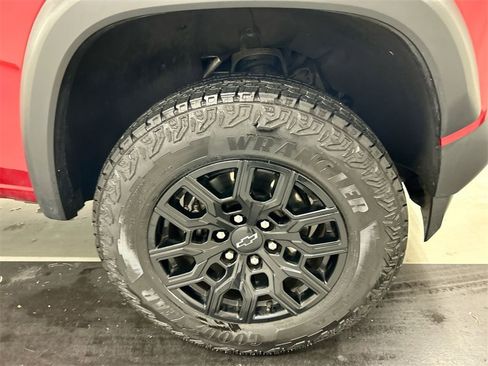 Used 2024 Chevrolet Colorado Trail Boss w/ Technology Package image 8