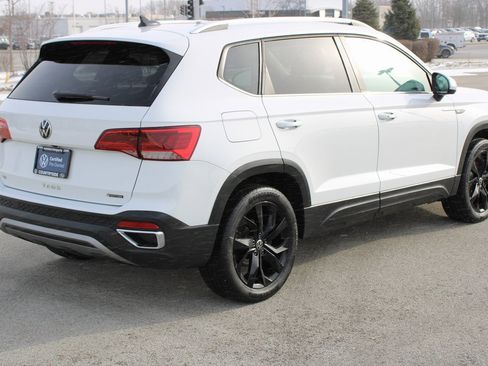 Certified 2023 Volkswagen Taos SE w/ Panoramic Sunroof Package image 6