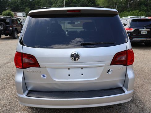 Used 2010 Volkswagen Routan SE FWD image 8