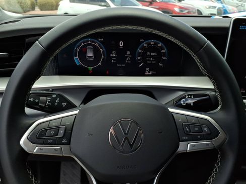 Certified 2025 Volkswagen Tiguan SE FWD image 26