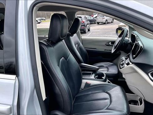 Used 2023 Chrysler Pacifica Touring-L FWD image 29