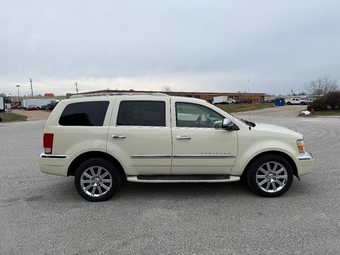 Used 2009 Chrysler Aspen Limited image 5