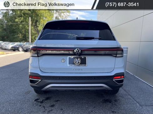 New 2025 Volkswagen Taos SE image 18