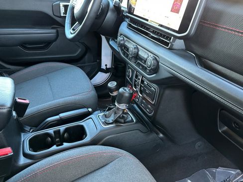 Used 2025 Jeep Wrangler Unlimited Rubicon image 16