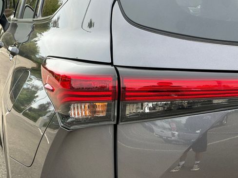 Used 2023 Toyota Highlander XLE AWD/4WD image 47