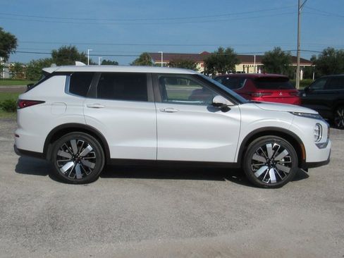 New 2025 Mitsubishi Outlander SE image 2