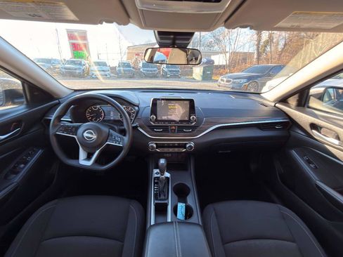 Used 2025 Nissan Altima 2.5 SV FWD image 11