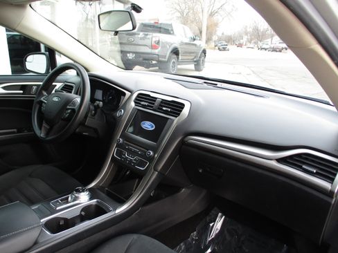 Used 2018 Ford Fusion SE w/ Fusion SE Technology Package image 29