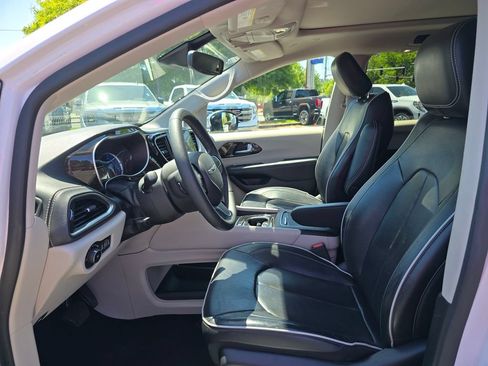 Used 2023 Chrysler Pacifica Limited FWD image 60