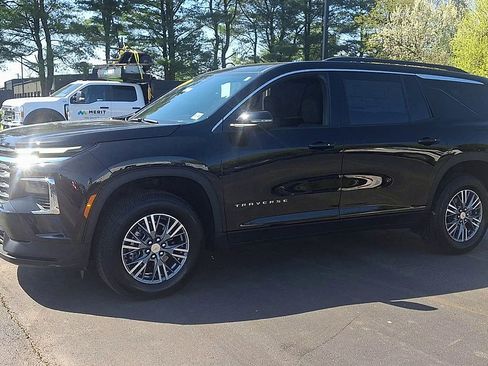 New 2026 Chevrolet Traverse LT w/ LPO, Floor Liner Package FWD image 7