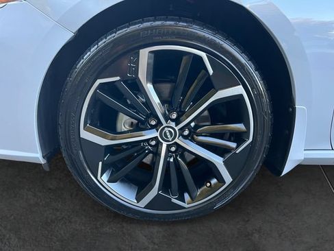Used 2023 Nissan Altima 2.5 SR w/ SR Premium Package AWD/4WD image 9