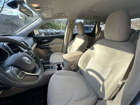 Used 2019 Jeep Cherokee Latitude w/ Popular Appearance Group AWD/4WD image 15