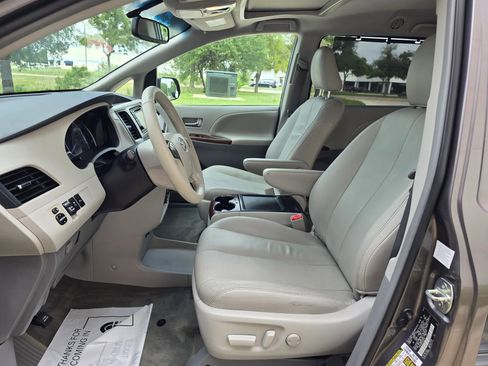 Used 2013 Toyota Sienna XLE FWD image 22