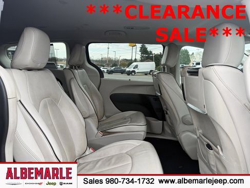 Used 2018 Chrysler Pacifica Limited image 34